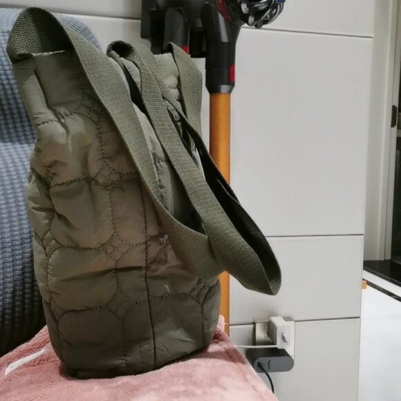 Lightweight Green Quilted Shoulder Bag - Picture 4 of 6